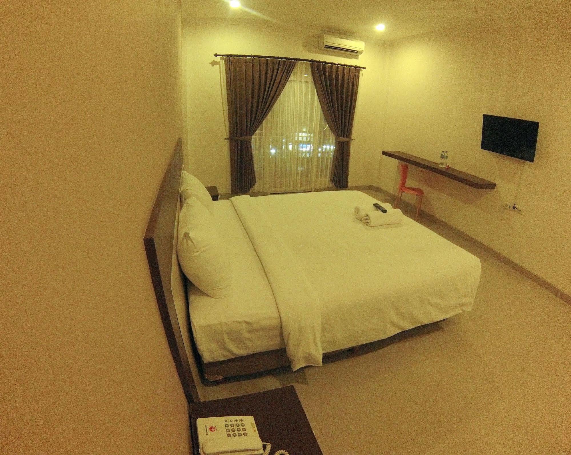 Oyo 90473 Gowin Hotel Kuta Lombok Exterior foto
